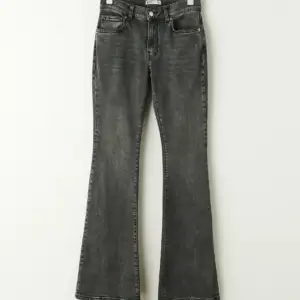 Superfina low flare jeans som tyvärr blivit för små, Bara använt få tal gånger!! Köpta för 500kr😍😍