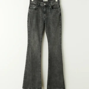 Lågmidjade jeans - Superfina low flare jeans som tyvärr blivit för små, Bara använt få tal gånger!! Köpta för 500kr😍😍
