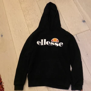 Ellesse hoodie - Svart ellesse hoodie, okej skick. Lite hål på luvan