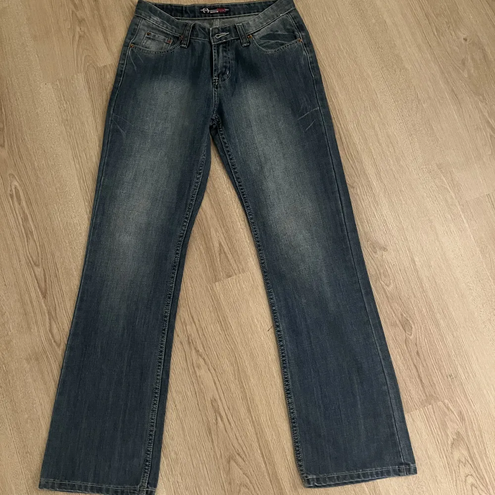 Ett par nyköpta lågmidjade, bootcut vintagejeans som tyvärr var för stora för mig, dom är helt oanvända och   färgen är mer blå i verkligheten! storleken är 40 på byxan men sitter definitivt mer som storlek 36/38🫶🏼(pris kan diskuteras). Jeans & Byxor.