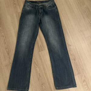 LÅGMIDGADE VINTAGEJEANS - Ett par nyköpta lågmidjade, bootcut vintagejeans som tyvärr var för stora för mig, dom är helt oanvända och   färgen är mer blå i verkligheten! storleken är 40 på byxan men sitter definitivt mer som storlek 36/38🫶🏼(pris kan diskuteras)
