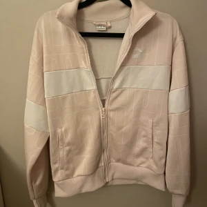 Puma zipup - Knappt använd ljusrosa puma zipup💕💕typ lite Y2k vibe om man stylar den rätt😚