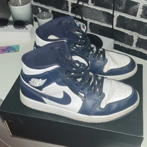 Jordan 1 White Metallic Gold Obsidian  - Tjena säljer nu mina Jordan 1 White Metallic Gold Obsidian då jag inte längre får dem till användning. Box ingår! Tvättas och rengörs så klart innan köp. Kan även gå ner lite till i pris vid snabb affär då jag behöver pengarna🙌🏼