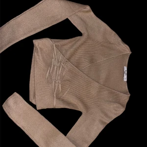 Tröja - Jätte jätte fin tröja från NA-KD i storlek M passar perfekt till hösten 🍂 använd ett fåtal gånger.