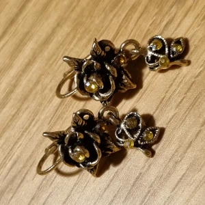 Vintage örhängen rosor - Små örhängen med rosor + liten strass-sten 