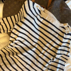 Trekvartärmad tröja!  - Super fin tröja från H&M som har silver detaljer på axlarna! 