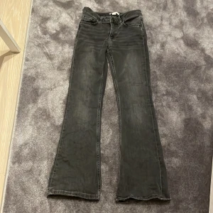 Låg midjade Jeans  - Super snygga låg midjade bootcut  jeans Från Gina Young ganska svårt att få tag på denna färg köparen står såklart för frakt