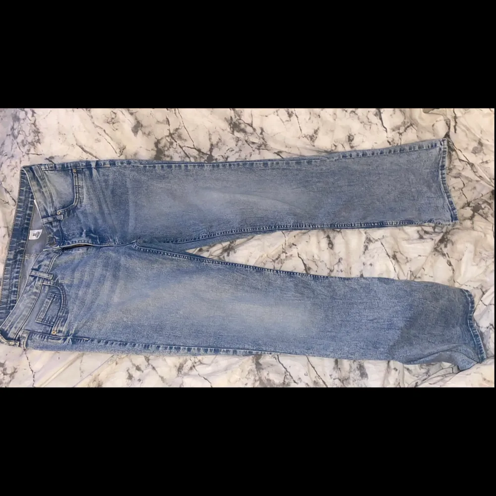 Hej säljer dessa as snygga jeans då dom inte passar min stil längre❤️ Dom är storlek L men passar även mig med S/M Skriv om du har några fler frågor!. Jeans & Byxor.