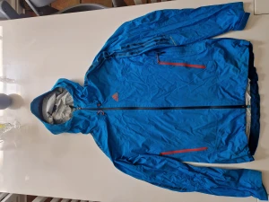 Adidas jacka - Vind och vattentålig.  Väldigt sparsamt använd.  Hel och ren.