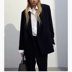 Svart kavaj - Svart kavaj från h&m i strl S. Perfekt till både vardags och fest ☺️