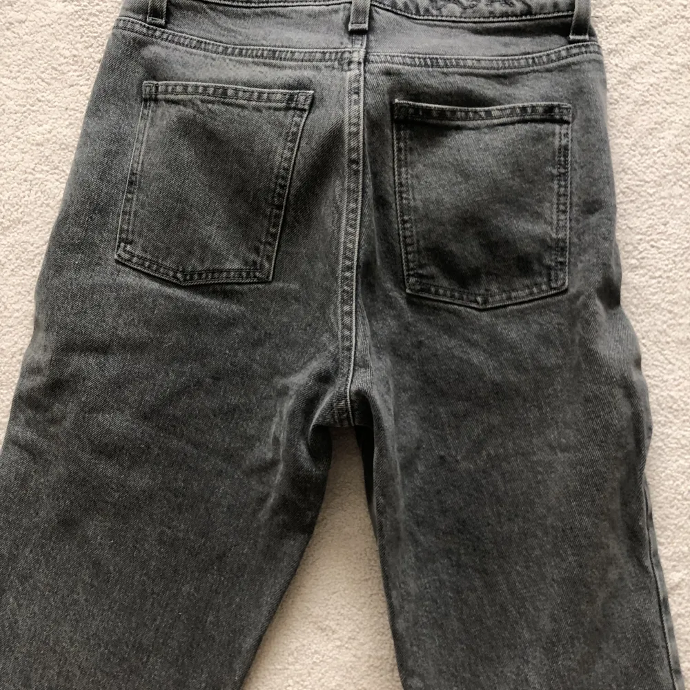 Jätte fina gråa Dagmar jeans! . Jeans & Byxor.