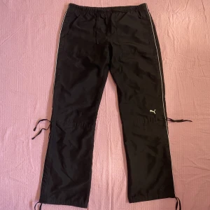 Puma byxor - Puma träningsbyxor. Lågmidjade och vida sitter jättefint🌟Möts gärna upp men kan även frakta (frakten kostar 66kr)💕