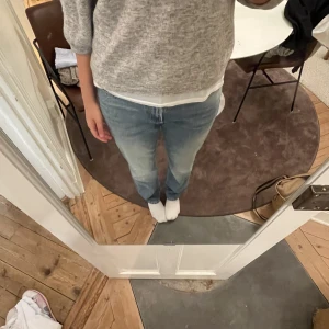 Zara jeans - Säljer dessa jeans med en superfin tvätt!! Rensar bland mina jeans därav säljer jag de! Mycket sparsamt använda 