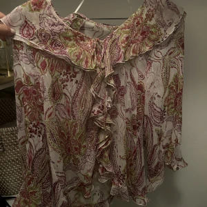 populär zara blus - super söt zara blus som är helt slutsåld på zara❤️