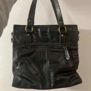 The Monte Skinnväska - Handväska i skinn från The Monte. Svart. Använd ett par gånger men i fint skick! Nypris 1000kr. Säljer för 300kr.