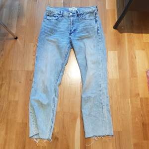 Jeans från Mango denim, storlek 36. Modell Sayana, gjord av ekologiskt bomull. Har två fram-och bakfickor, plus en liten extra ficka. Mått: Innerbenslängd ca 60 cm, ytterbenslängd ca 90 cm. Älskar dessa jeans och de är i bra skick. Men dem är nu för små, 