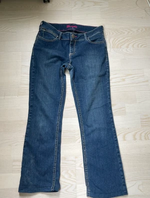 Jeans  - I jätte fint skick bara använt dem 1 gång. Vet inte storleken så skriver Måtten, midja 86cm innerbenslängd 87cm. Märke wrangler, säljer pga att de är alldeles för stora för mig 