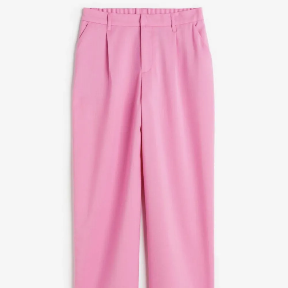 Nya rosa kostymbyxor från H&M med tagsen kvar. Perfekta till barbiefilmen eller Barbie temat☺️ storlek M.. Jeans & Byxor.