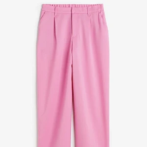 Rosa kostymbyxor  - Nya rosa kostymbyxor från H&M med tagsen kvar. Perfekta till barbiefilmen eller Barbie temat☺️ storlek M.