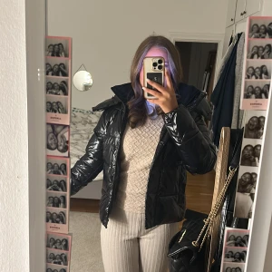 Calvin klein  jacka - Säljer en calvin klein jacka i st xs den är i ganska bra skick och har använt den i en vinter men måste sälja den för den är tyvärr lite för liten. köpt för 2000kr. Skriv om ni vill att jag skickar fler bilder🩷 