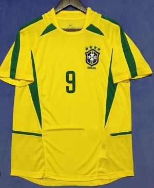 Ronaldo Brasilien tröja - Ronaldo tröja i nyskick 10/10. Kom med bud...  Strl M. FÖRST TILL KVARN.  Budgivningen tar slut 20de augusti!!!! 