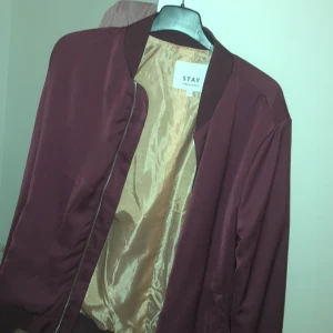 Röd bomberjacka  - Röd bomberjacka storlek L