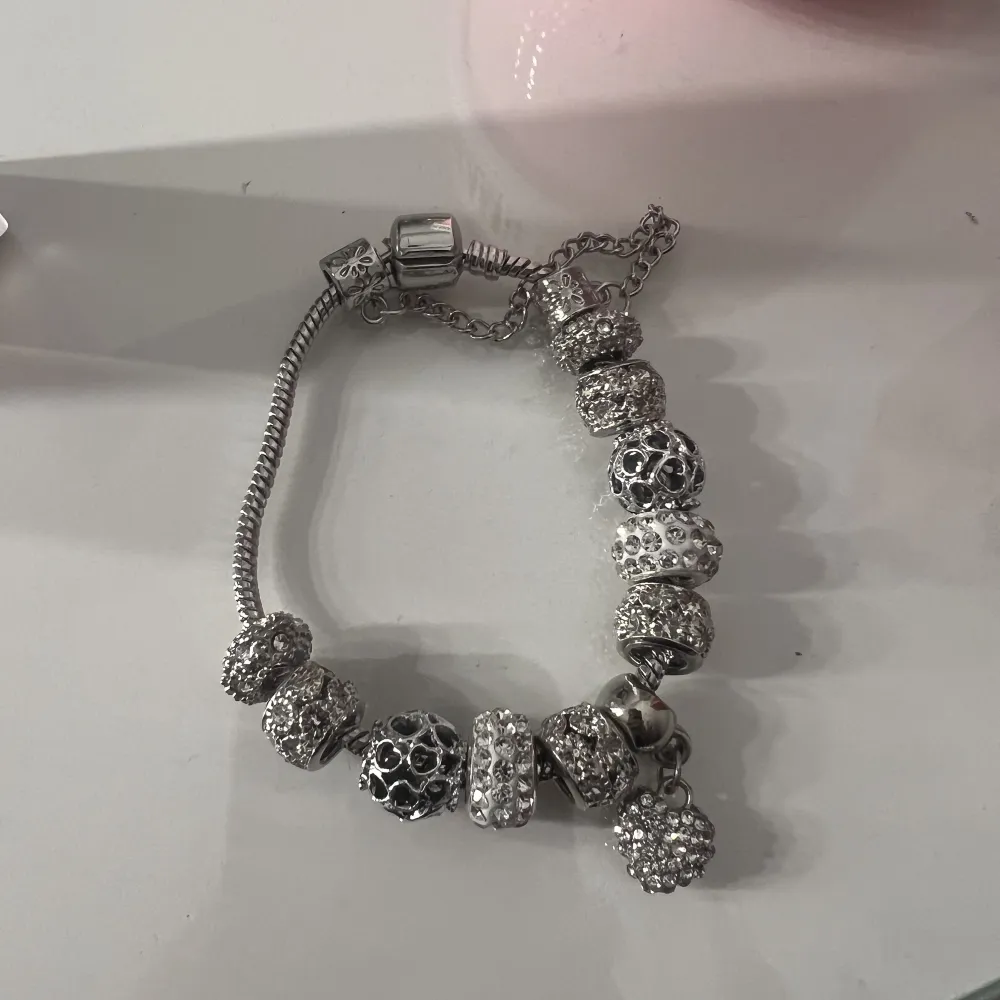 Säljer ett skit snyggt armband som dessutom är en dupe på Pandoras armband. Inte äkta silver, köparen står för frakten!. Accessoarer.