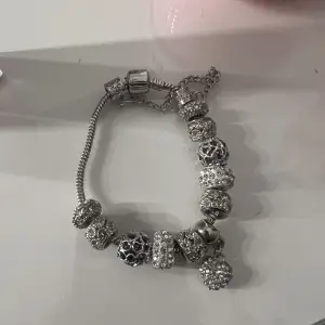 Säljer ett skit snyggt armband som dessutom är en dupe på Pandoras armband. Inte äkta silver, köparen står för frakten!