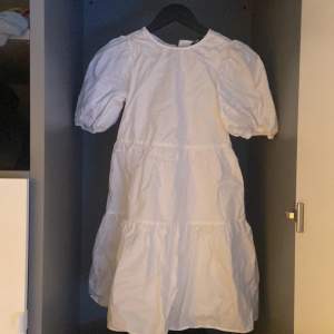 Säljer den här jättefina klänningen från zara pga att den är för liten för mig, använd ändast 1 gång. Säljer för 200 kr, storlek xs.