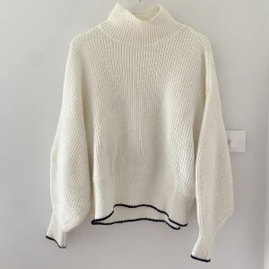 Stickad tröja  - En sååå fin stickad tröja ifrån H&M med hög krage och svarta detaljer. Strl S men passar även XS och M beroende på önskad passform. Knappt använd och perfekt nu till hösten!🤍