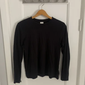 Basic långärmad tröja - Säljer denna svarta långärmade tröjan då den är för liten på mig. Fint skick och sparsamt använd.