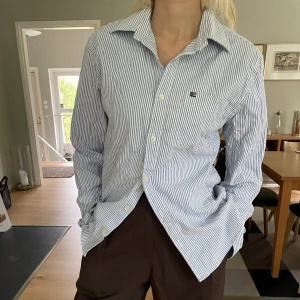 Lexington skjorta - Blå-randig Lexington-skjorta i bra skick! Mycket bra passform enligt mig och en klassisk design.  Kan mötas upp i Stockholm eller posta :)