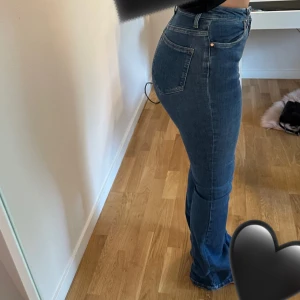 Mörkblåa bootcut jeans  - Jeans från Bikbok i storlek M. Helt oanvända och helt o nyskick. Väldigt stretchiga och långa, är 172cm. Ny pris 599kr. 