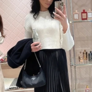 Stickad croppad tröja  - Vit stickad croppad tröja från Zara i storlek S. I mycket bra skick. Bara använd några gånger. Jag upplever att den är normal i storlek. 