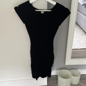 Klänning - Jättesnygg svart ribbad klänning, använt fåtal gånger 