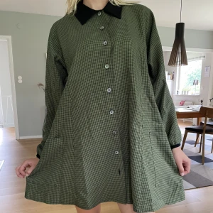 60-tals klänning - Vintage 60-tals klänning i mycket bra skick. Superbekväm och fin. Bra längd för mig som är 167cm.   Kan mötas upp i Stockholm eller posta! :)
