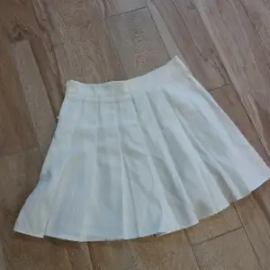 Vit kjol från SHEIN.  Fin o bra skick, Använd bara 1-2 gånger. (Säljs pga att den inte passar)  Storlek: XS 34