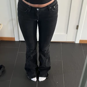 Weekday jeans - Intressekoll på mina superfina jeans från weekday. Modellen är full length flare och säljer pga att de är för långa för mig. Lite slitna och missfärgade där nere vilket jag kan skicka bild på privat ☺️ Köpta för 600kr