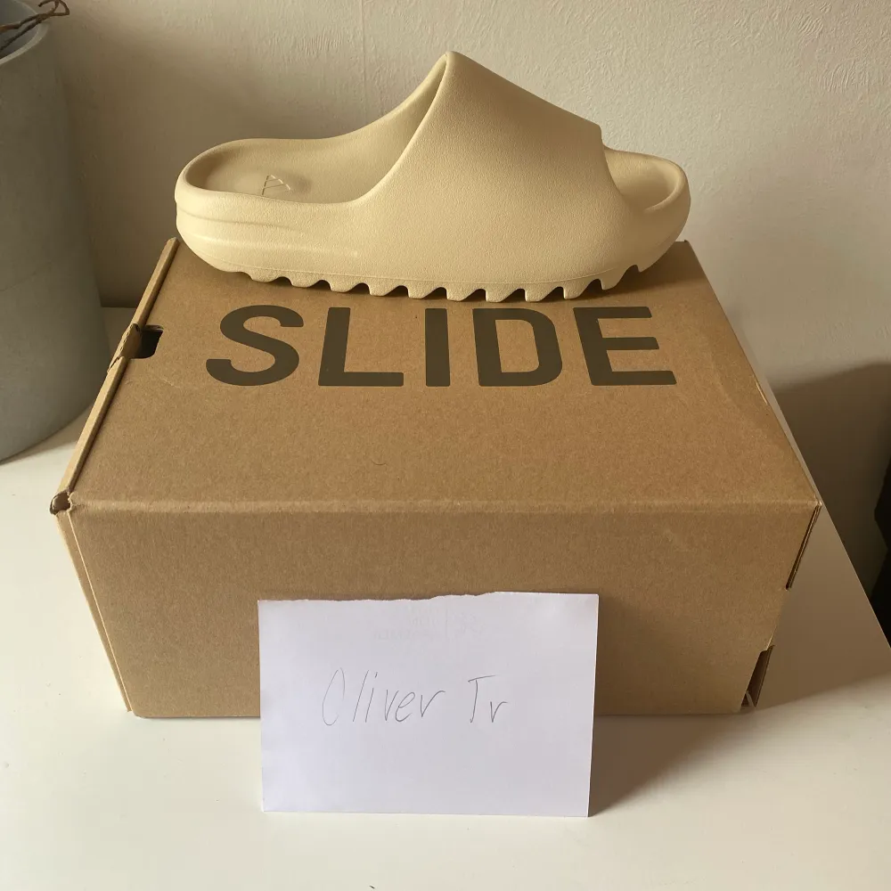 WTS Yzy slide bone 44.5/US10 DS✅ Frakt på köparens bekostnad. Skor.