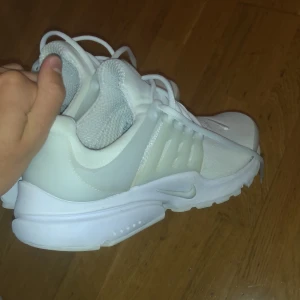 Nike presto  - Säljer nu mina nästan nya Nike presto köpta för 1400 på Nike, inga hål eller skador på skorna, lite smuts på sulan men går bort med lite vatten.