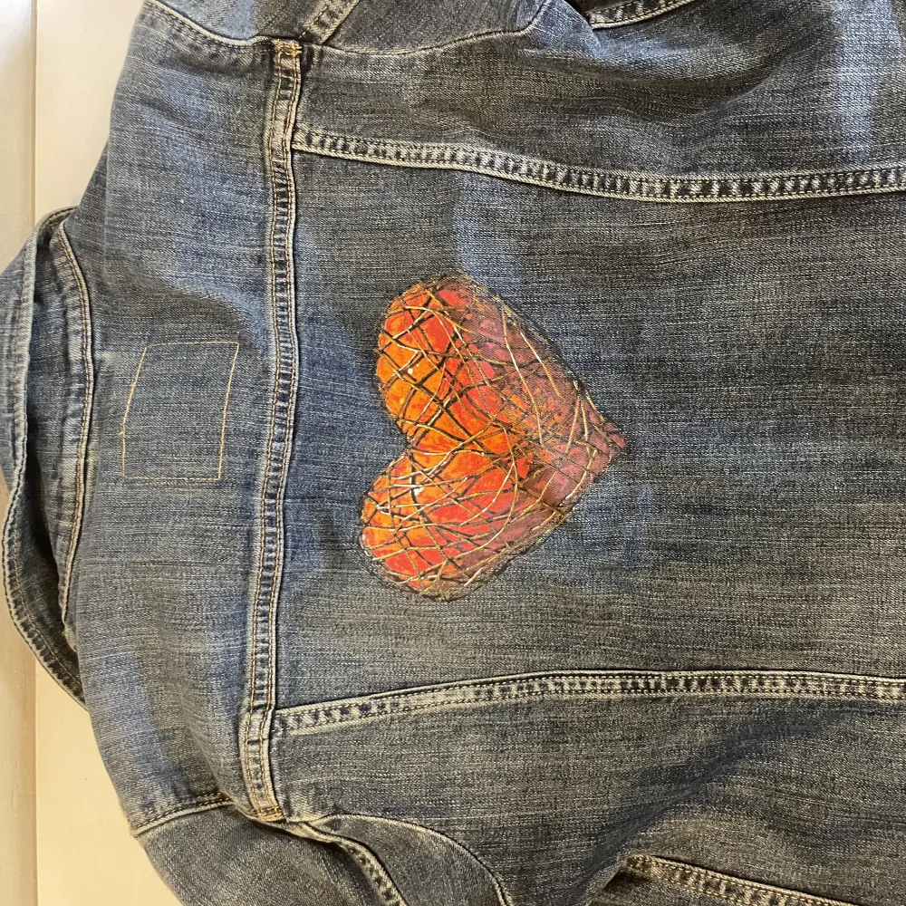 Levis jacka i storlek M, aldrig använd med lapp kvar.  Special edition, collab x San Francisco hearts. Jackor.