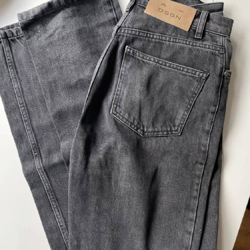 Säljer adsgn jeans i storlek S. Använd fåtal gånger. Säljer för 300 inkl frakt. Kan byta mot M.. Jeans & Byxor.