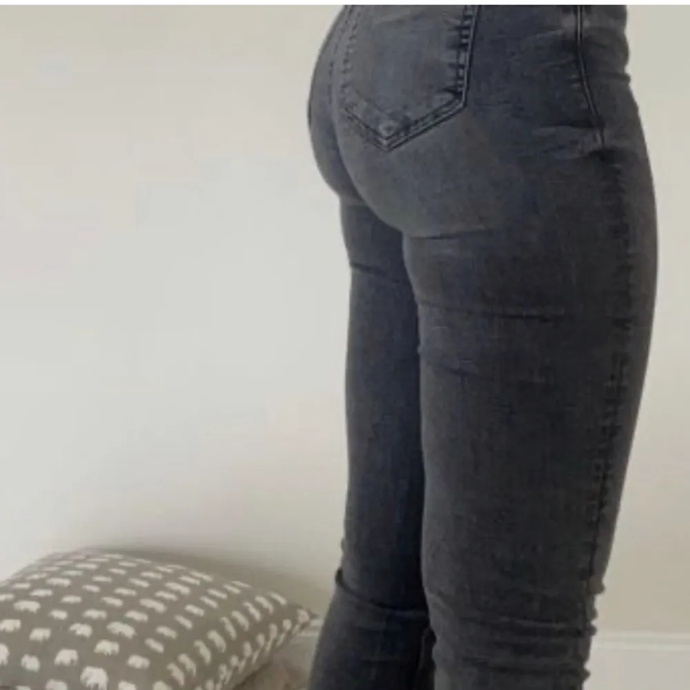 Säljer dessa super snygga slutsålda  jeansen med slits från zara🤍. Jeans & Byxor.