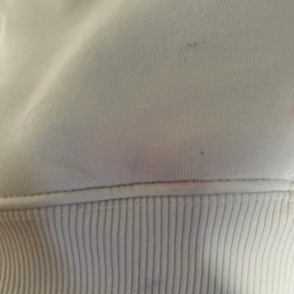 En Alpha Industries Hoodie. Storlek Medium. Andra bilden visar en defekt på tröjan som är en klutt rosa. Mötes upp på plats eller köpare står för frakt.. Hoodies.