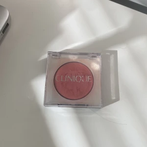 Qlinique-blush - Säljer den här super fina blushen från qlinique. Den har lite skimmer i sig så den är väldigt glowig och fin. Mycket produkt kvar! ❤️