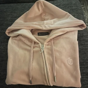Juicy Couture tröjan i xs o byxor i xss  - Rosa juicy couture sett.  Säljer nu mitt rosa sett, byxorna är lite lite ljusare pga tröjan e nyare en byxorna men de inget man lägger märke till. Om man kollar noggrant så ser man de men de inte mke skillnad alls. J ett är lite sönder en bit har gått av 