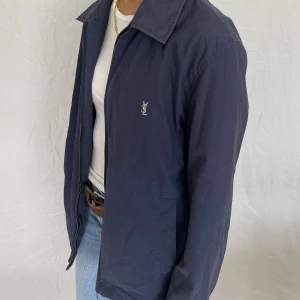 Saint Laurent Jacka - Den finaste jackan från Ysl. Välanvänd och har små revor i tyget💙💕