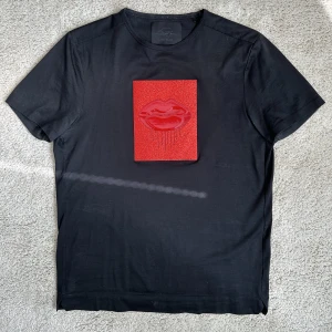 Limitato t-shirt - Säljer min Limitato t-shirt då den inte längre kommer till användning. Storlek M, nypris runt 1800 kr. 