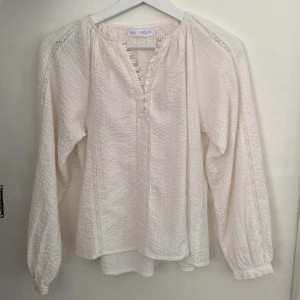 Vit blus  - Säljer denna långärmade vita blusen från zara. Säljer för att den inte riktkursen min stil och fick den i present. Den är alldrig använd och i nyskick. 💗💗