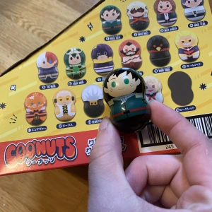 Coo’nuts Deku Midoriya BNHA Minifigur  - En liten coo’nuts figur som står och balanserar - kan knuffas över men ställer sig upp igen! Endast uttagen ur förpackning - nyskick. Kan även bytas mot Dabi eller Shigaraki i samma set.